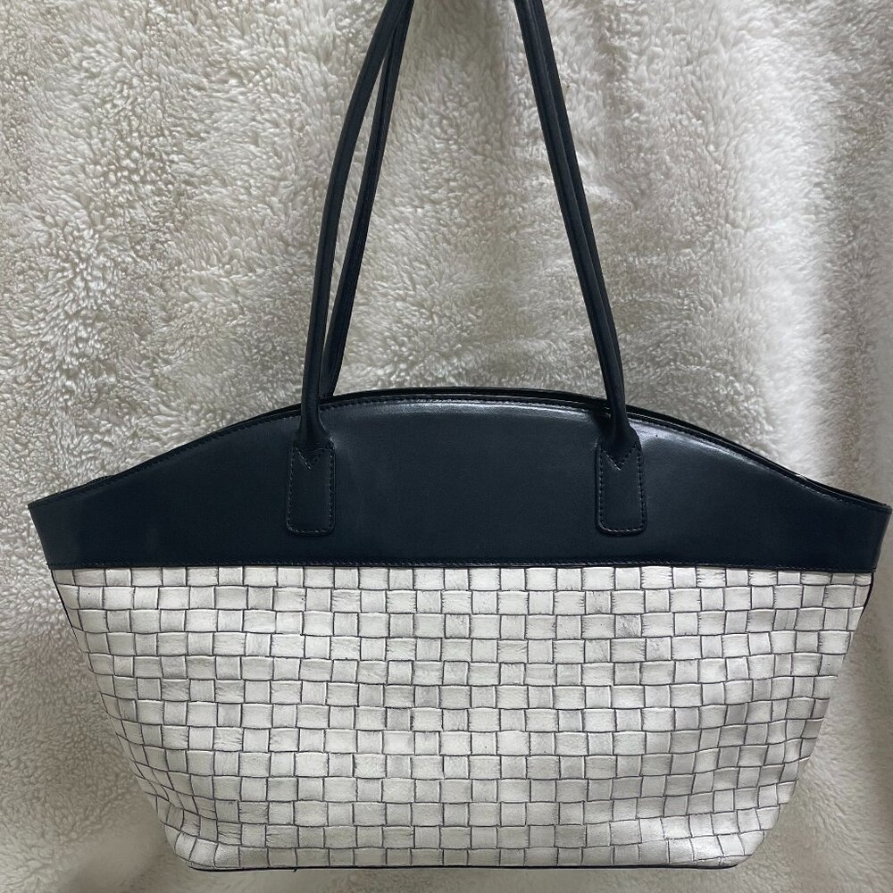 Beautiful, Sophisticated Black/Cream 2-toned Leather Woven Textured Purse by Kem - Picture 4 of 14
